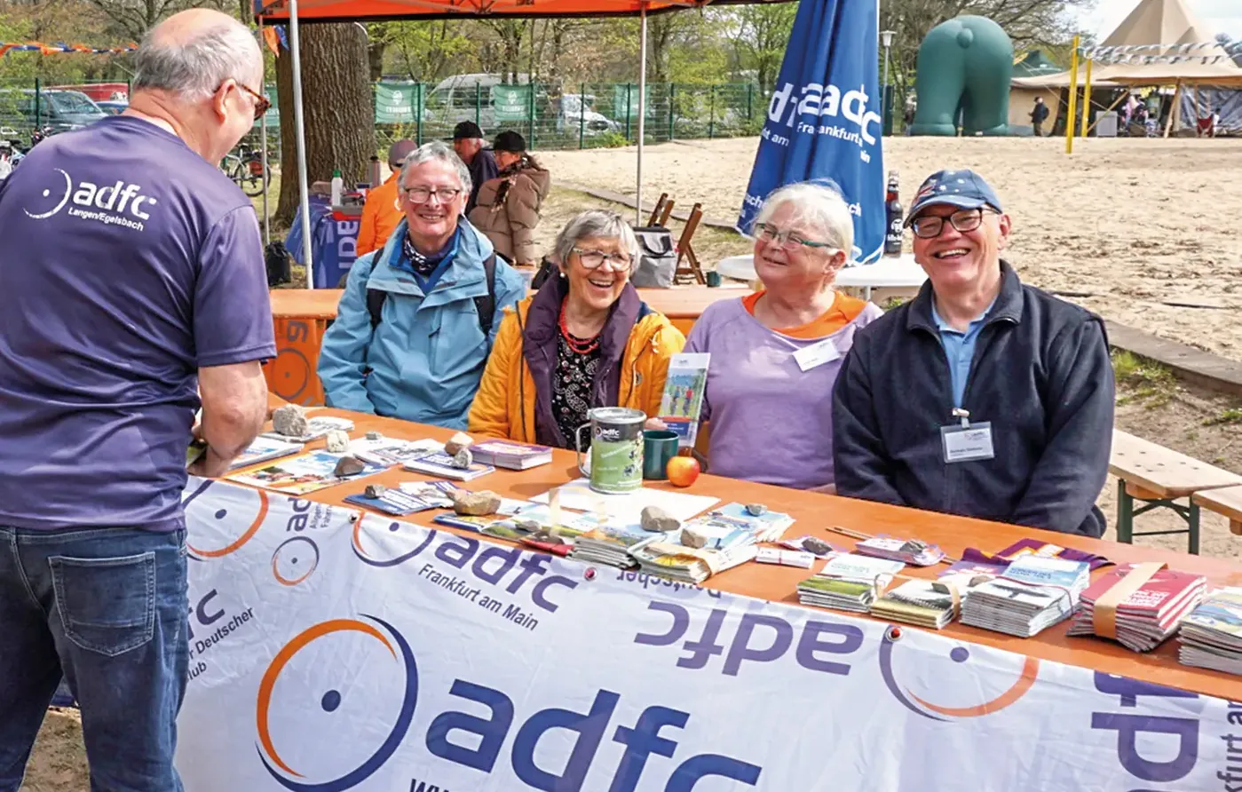 Die Standbesatzung des ADFC Frankfurt beim FREILUFT-Testival am 12./13. April: gefragt beim Publikum und deshalb sichtlich gut gelaunt<br><span class="image-copyright">Thomas Koch</span>