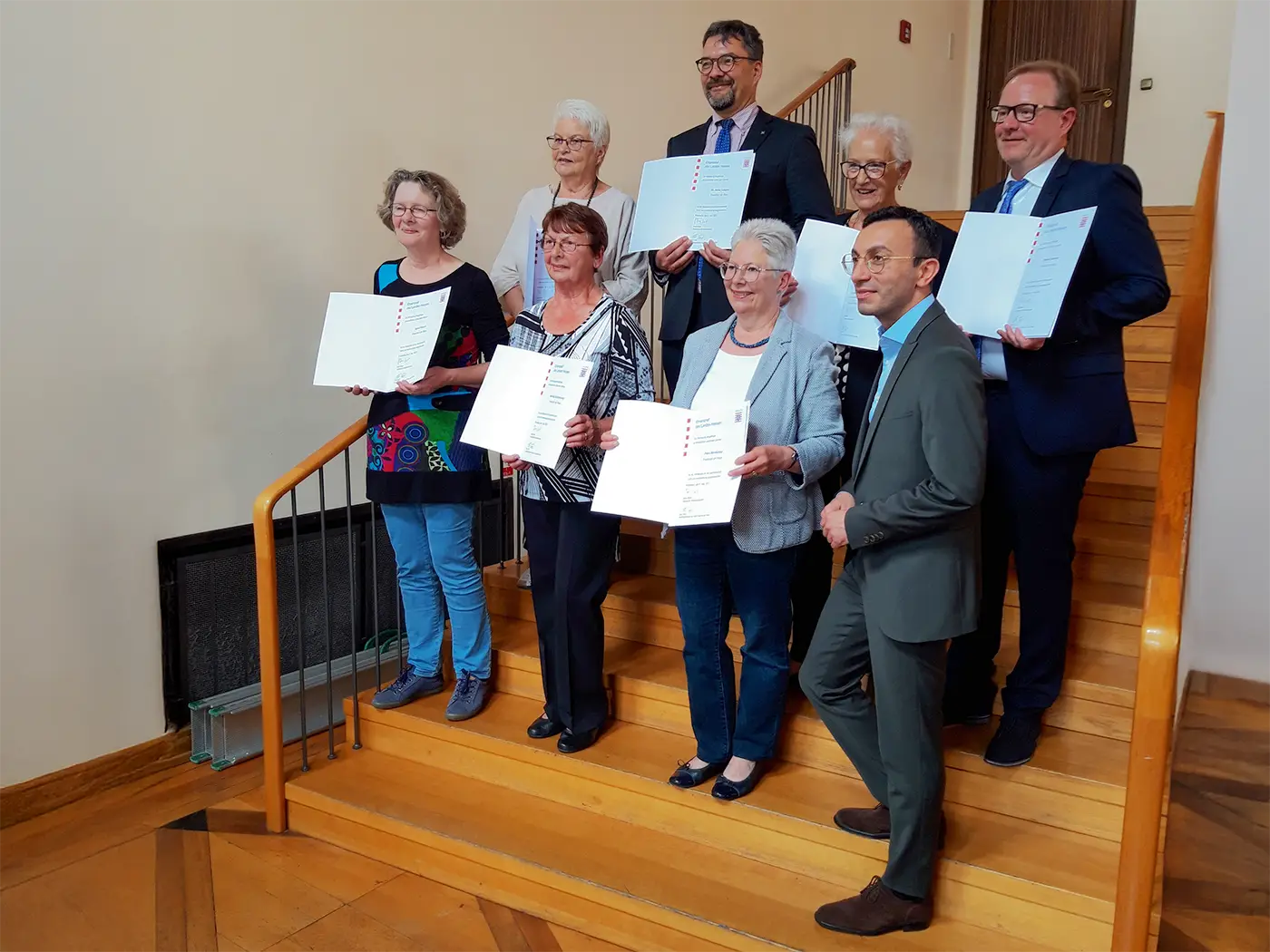 Ehrenbriefverleihung an Sigrid Hubert Die ausgezeichneten Empfänger des Ehrenbriefs des Landes Hessen am 4. Juni: ganz links Sigrid Hubert vom ADFC. Rechts OB Mike Josef.Foto: Bertram Giebeler