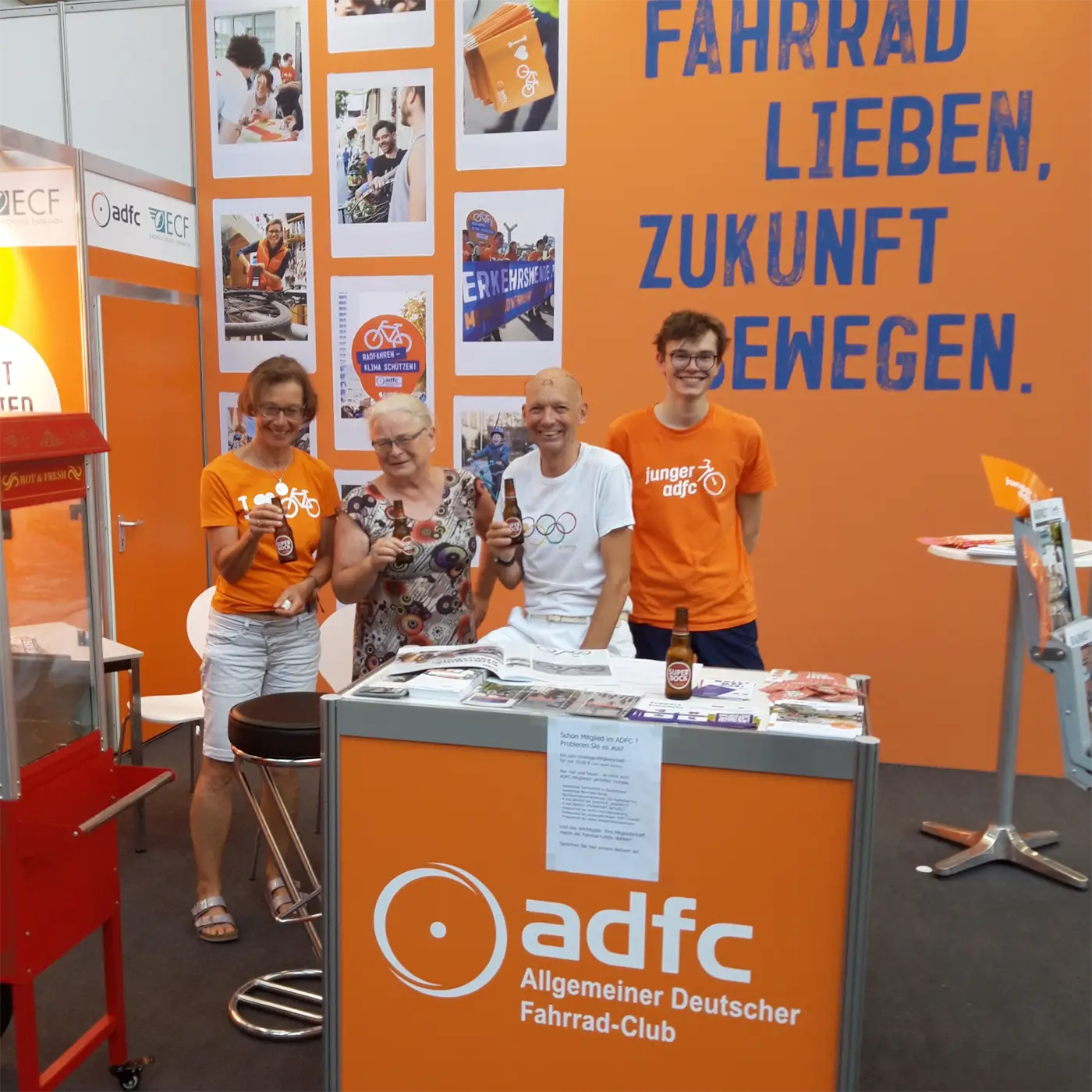 Das ADFC-Stand-Team von Samstagnachmittag, aus Bad Vilbel, Frankfurt und vom „Jungen ADFC“ aus Düsseldorf
Foto: Bertram Giebeler