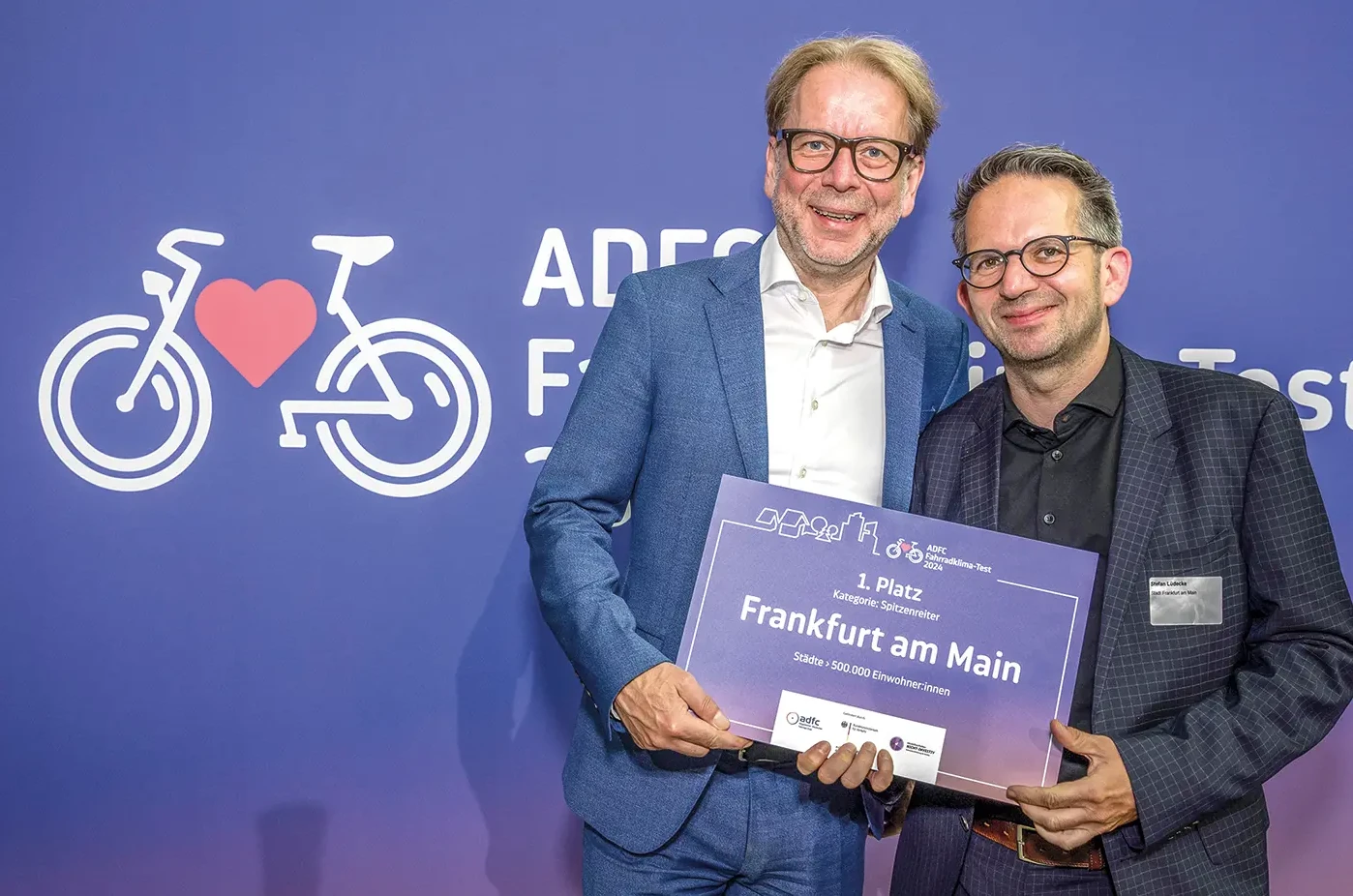 Mobilitätsdezernent Wolfgang Siefert und Radverkehrsbeauftragter Stefan Lüdecke nahmen die Auszeichnung in Berlin entgegen. <br><span class="image-copyright">Dirk Michael Deckbar</span>