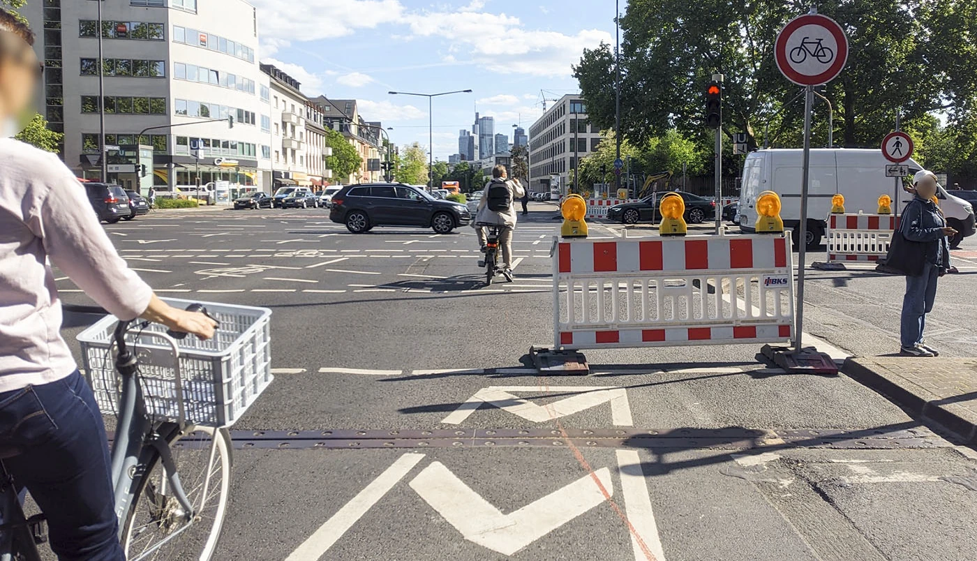Der Radweg wird durch eine Barriere versperrt