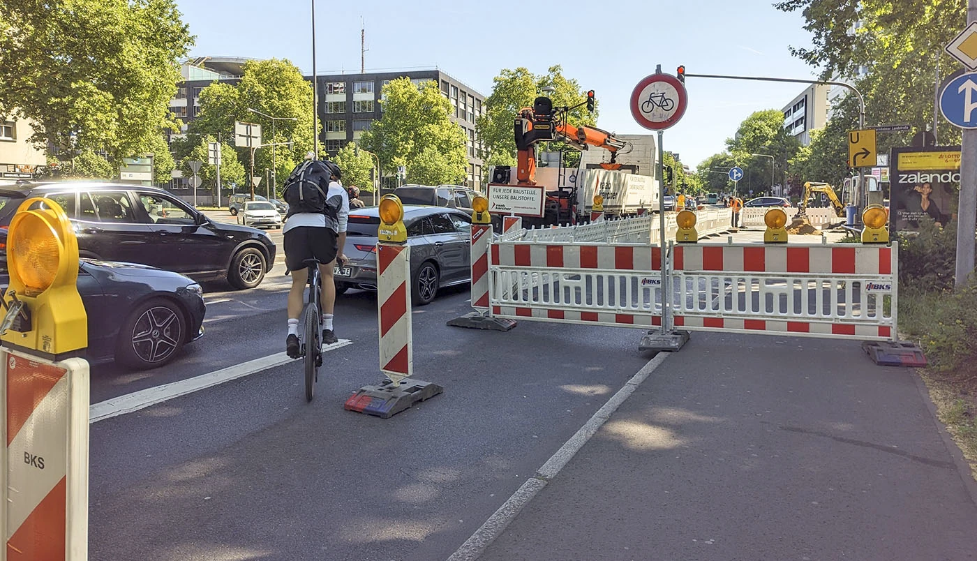 Eine Baustelle, an der nur Kraftverkehr weiterfahren darf