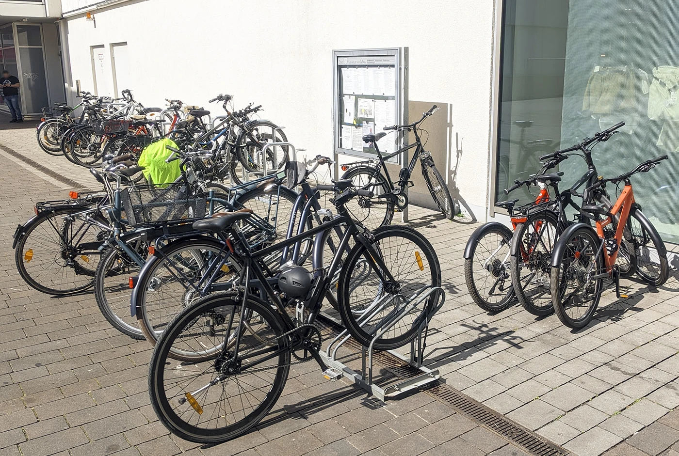 Rund um die Titus-Therme wurden neue Fahrradabstellanlagen ergänzt, die von der Kapazität bei weitem nicht ausreichen. Wieso die alten „Felgenbrecher“ dort noch teilweise erhalten wurden, wissen wir nicht<br><span class="image-copyright">Ansgar Hegerfeld (2)</span>