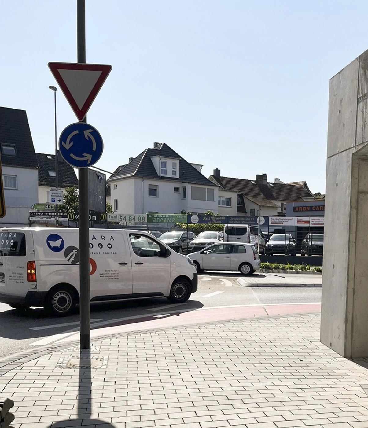 Ausfahrt aus dem Festspiekreisel gen Süden