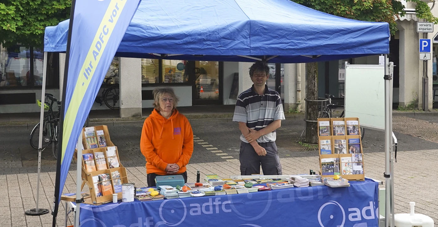 Nicole Köhler und Florian Schwerteck trotzen den trüben Wetteraussichten am Infostand in Hofheim<br><span class="image-copyright">Holger Küst</span>