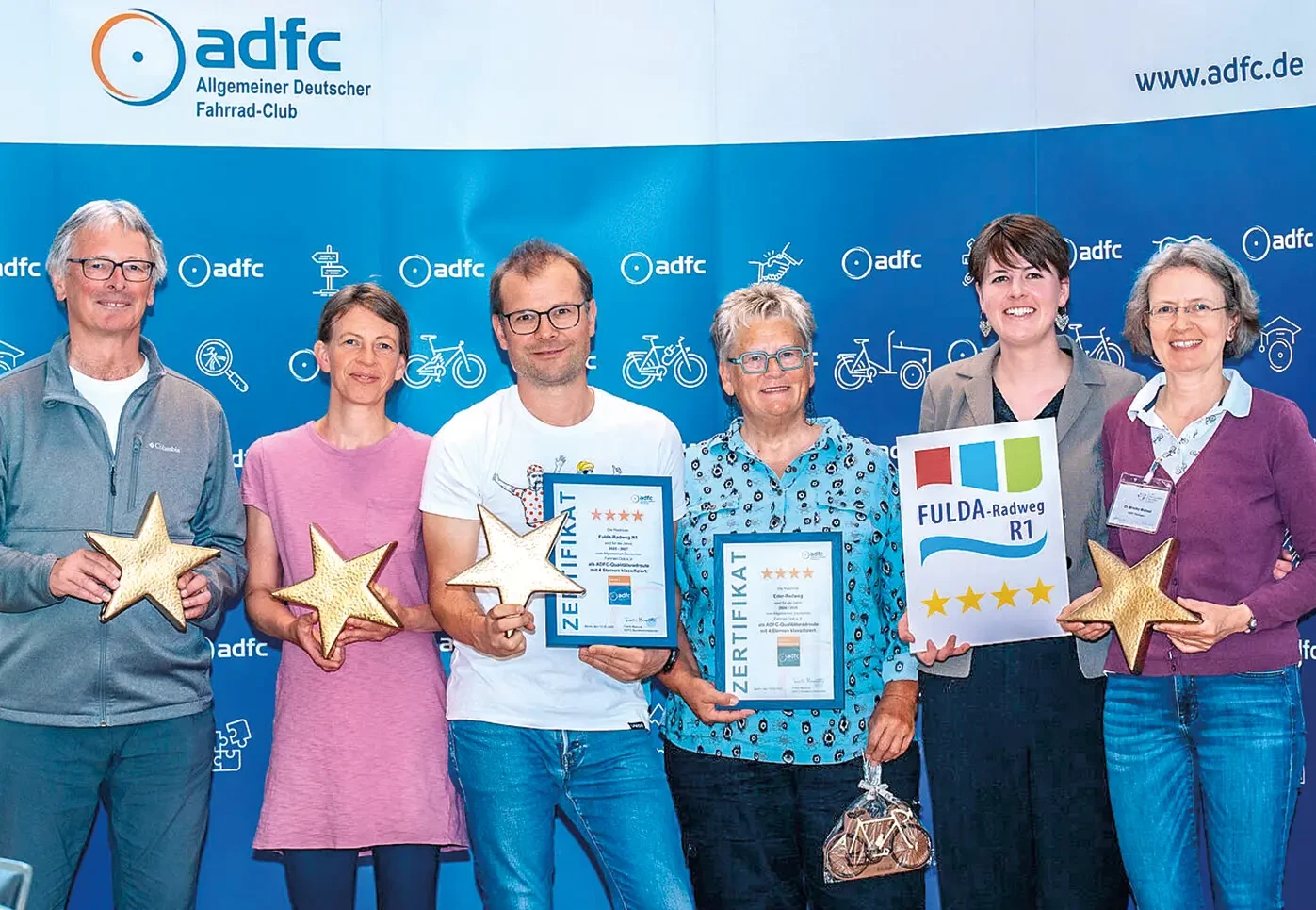 Teilnehmende des Radtouristik-Kongresses – darunter Lena Pfarr aus Nordhessen (Zweite von rechts mit dem 4-Sterne Zertifikat für den Fulda-Radweg), Gabriele Garthe (Dritte von rechts mit dem 4-Sterne-Zertifikat für die Radregion Kellerwald-Edersee) und ganz links Bertram Giebeler, ADFC Hessen<br><span class="image-copyright">Jonas Ginter</span>