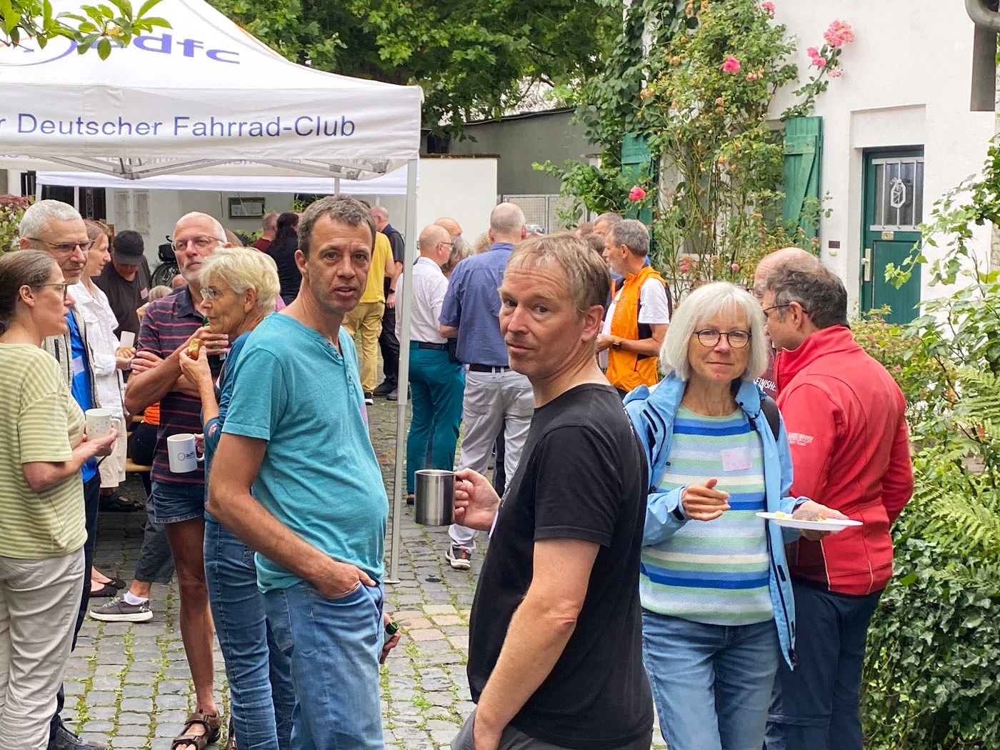 Entspannte Atmosphäre beim Aktivenfest im Hof der Brotfabrik<br><span class="image-copyright">Fotos: Peter Sauer (4)</span>