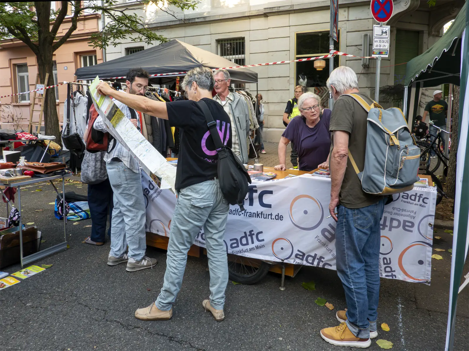 Rotlintstrassenfest_w1600 ADFC Stand auf dem Rotlinstraßenfest der GRÜNEN im NordendBild: Eckehard Wolf | Foto-AG ADFC Frankfurt