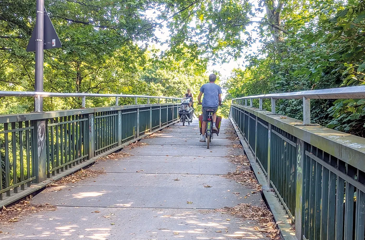 GRÜNEBURGPARK: Befahrbare Brücke