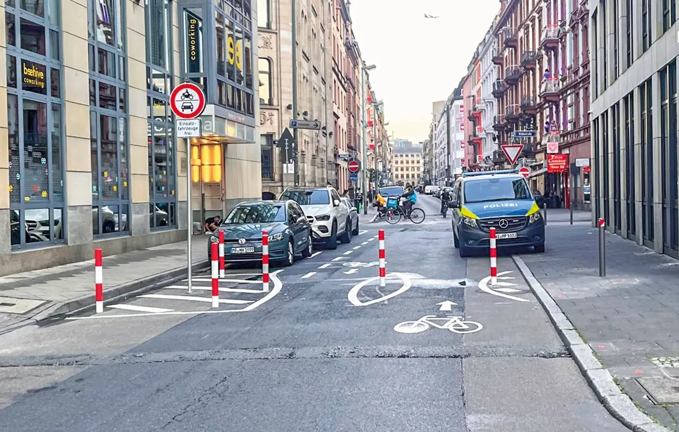 Erst ein zusätzliche Poller auf dem Gehweg sorgt dafür, das Autofahrende sich an die Regeln halten. Hier: Durchfahrt verboten!<br><span class="image-copyright">Falko Görres</span>