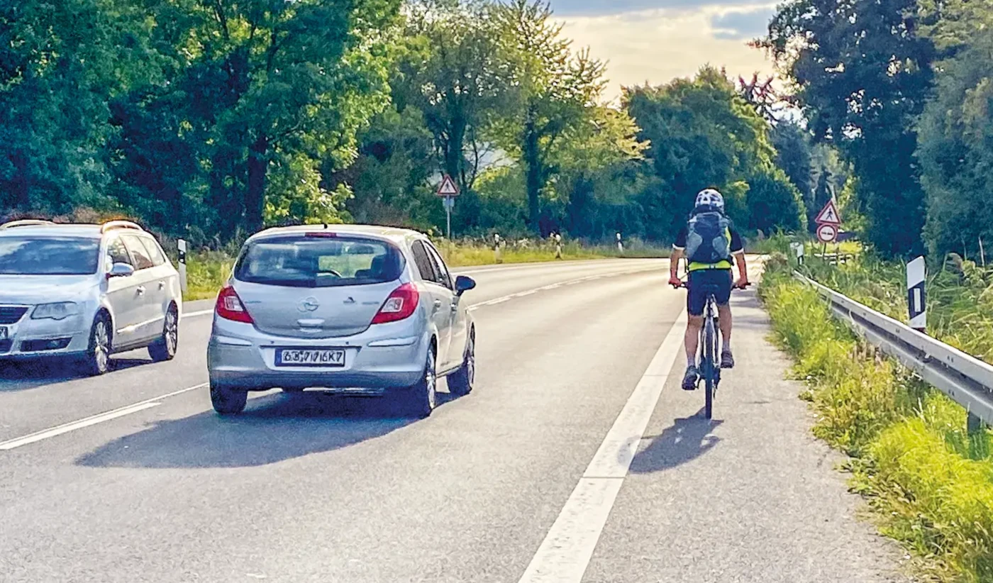 Nicht wirklich attraktiv für den Radverkehr, aber befahrbar: breite Seitenstreifen entlang von Hauptstraßen. Im Bild zu sehen ist der Seitenstreifen entlang der B43 zwischen Hanau-Steinheim und Mühlheim-Dietesheim. Wegen Ausbau des Mainradwegs gibt es eine Umleitung für den Radverkehr über diesen Seitenstreifen. <br><span class="image-copyright">Peter Sauer</span>