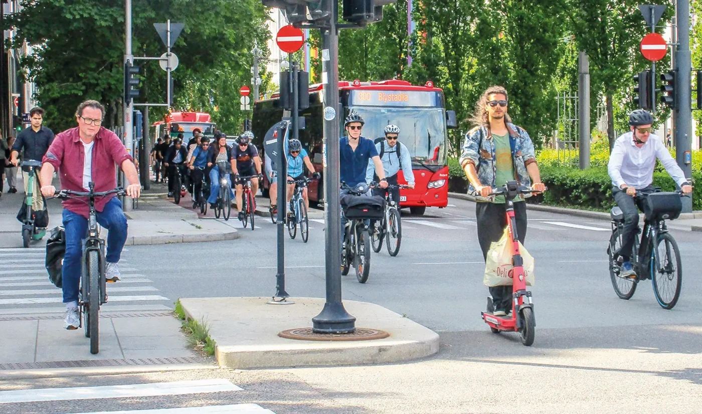 Massenstart mit lockerer Regelauslegung in Oslos Dronning Eufemias gate, wenn die Ampel endlich auf Grün schaltet<br><span class="image-copyright">Peter Sauer (4)</span>