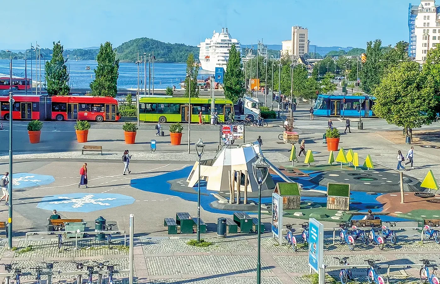 Früher Morgen am Oslo-Fjord: Vor dem Bahnhof treffen Busse, Bahnen, Fähren und Leihräder auf wenige Autos und auf einen Kinderspielplatz