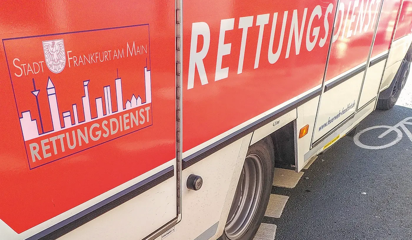   Die Besatzung dieses Rettungswagens kam zu einem alleine wegen Straßenbahnschienen gestürzten Radfahrer, der glücklicherweise seine Fahrt später selbst fortsetzen konnte. In der Statistik taucht auch dieser Unfall nicht auf, weil keine Polizei mit ausrückte.<br><span class="image-copyright">Angar Hegerfeld</span>