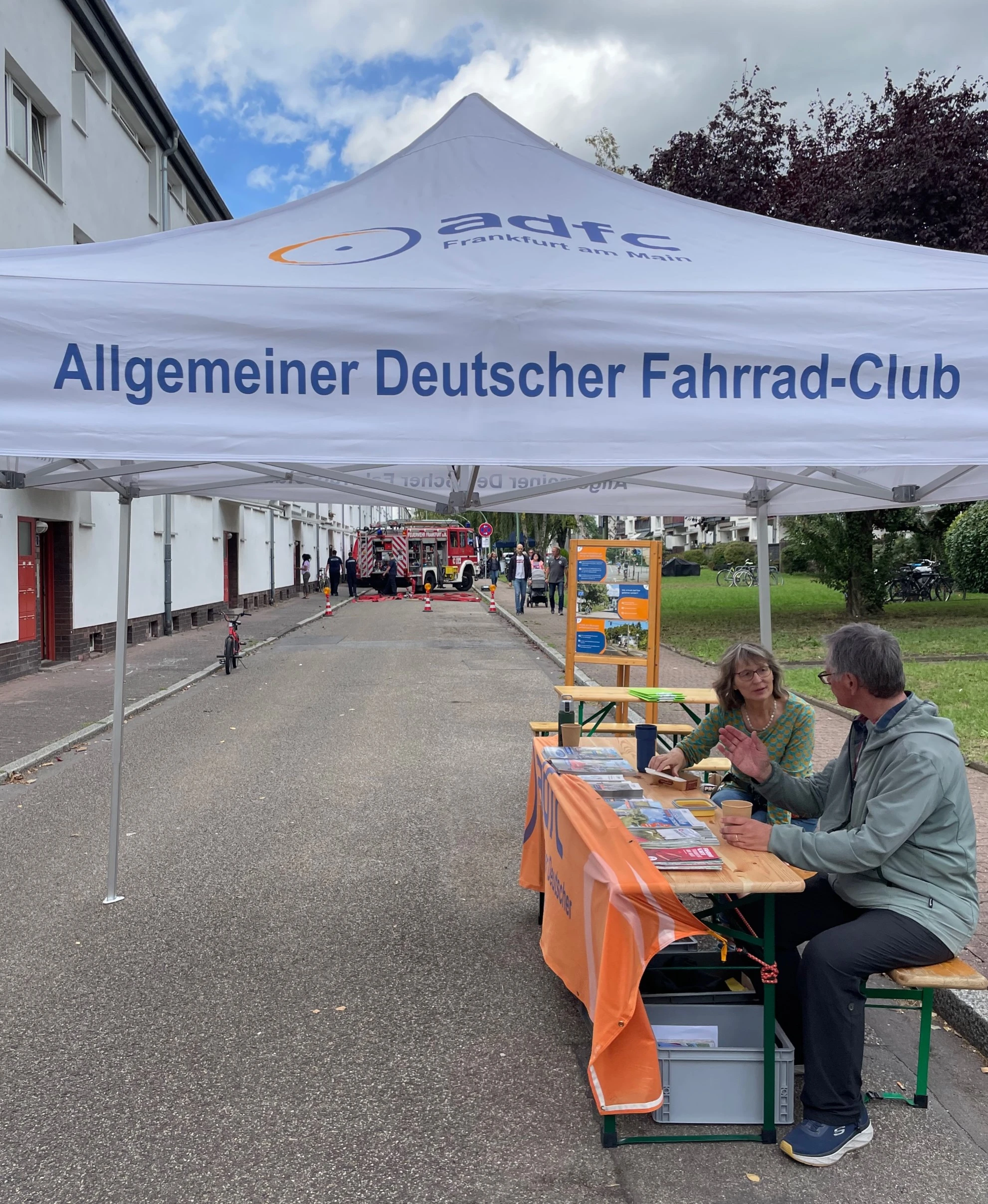 Auf dem Foto (morgens) noch trübes Wetter, am Nachmittag war es dann aber ein lebhaftes Stadtteilfest Foto: Ulrich Hildebrandt