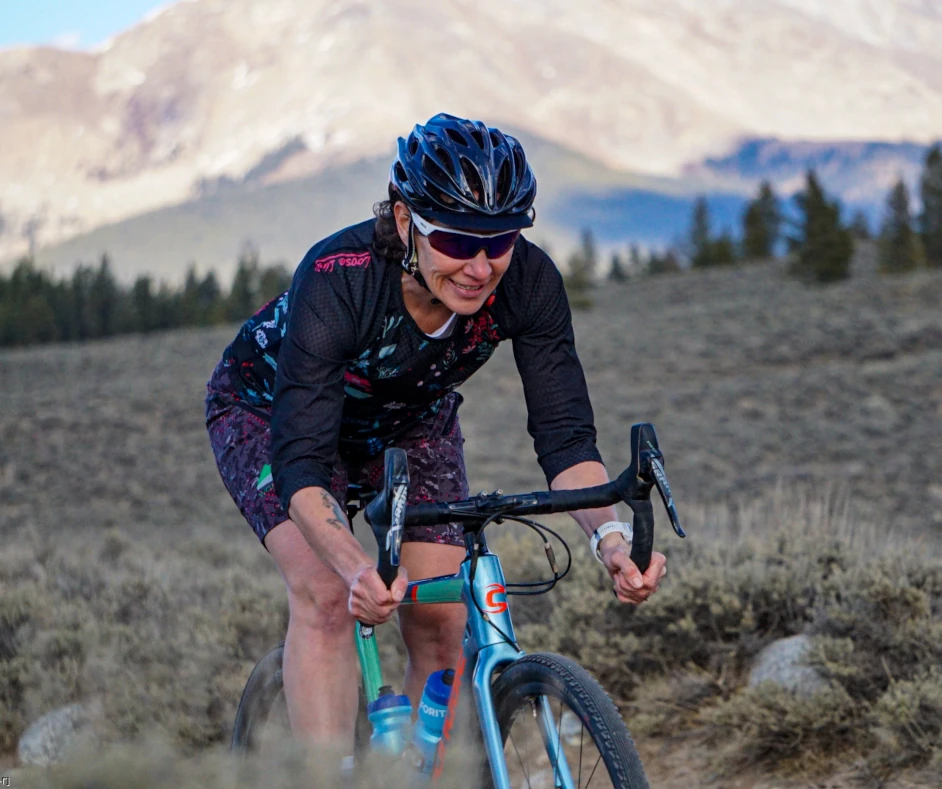 Eine Frau auf einem Rennrad