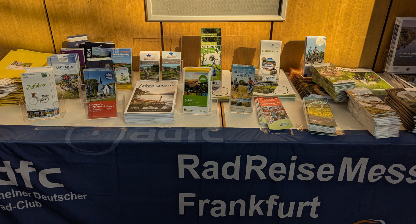 Prospektauslage bei der RadReiseMesse 2025