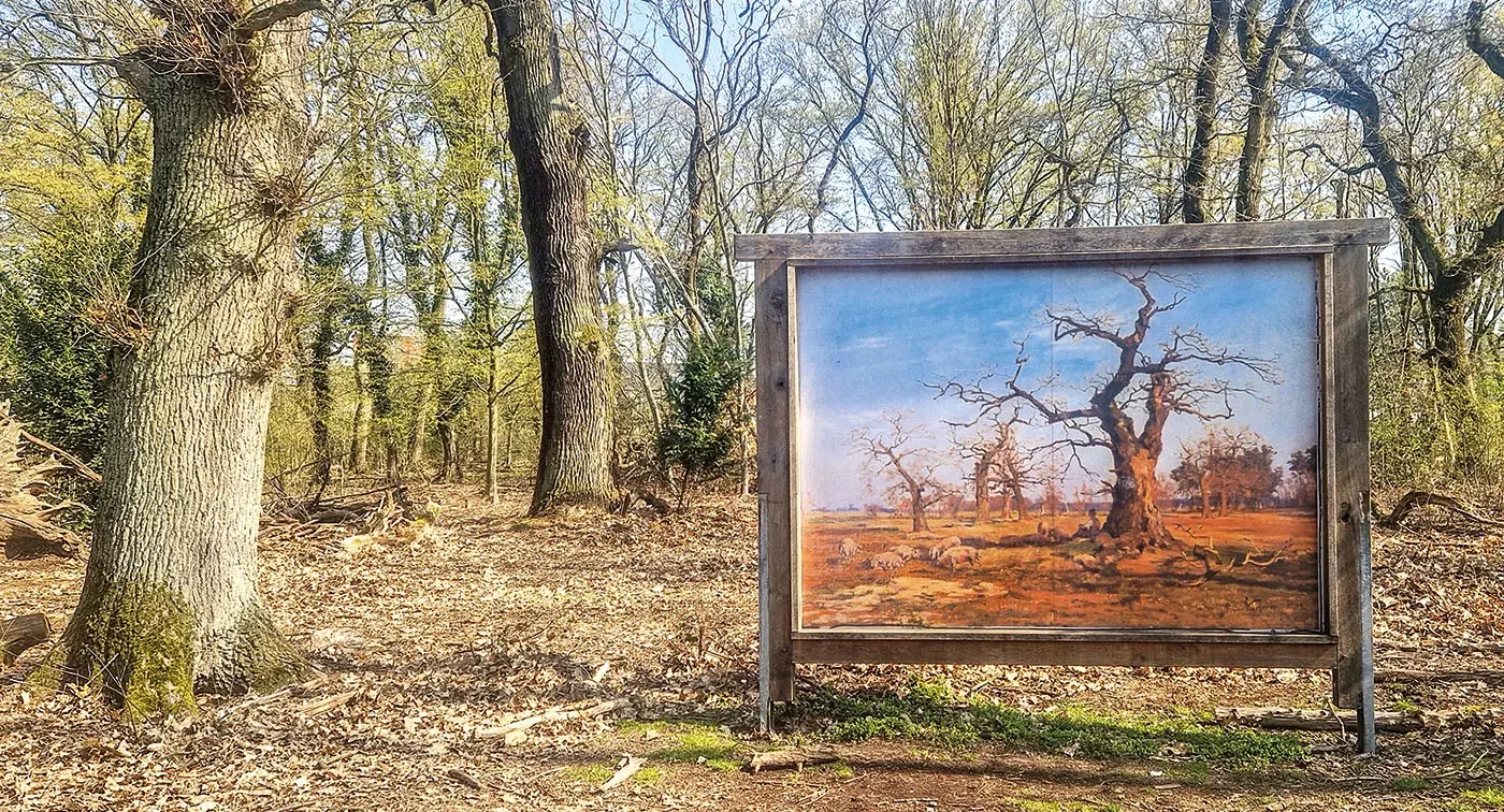 Ein Gemälde steht in einem Wald