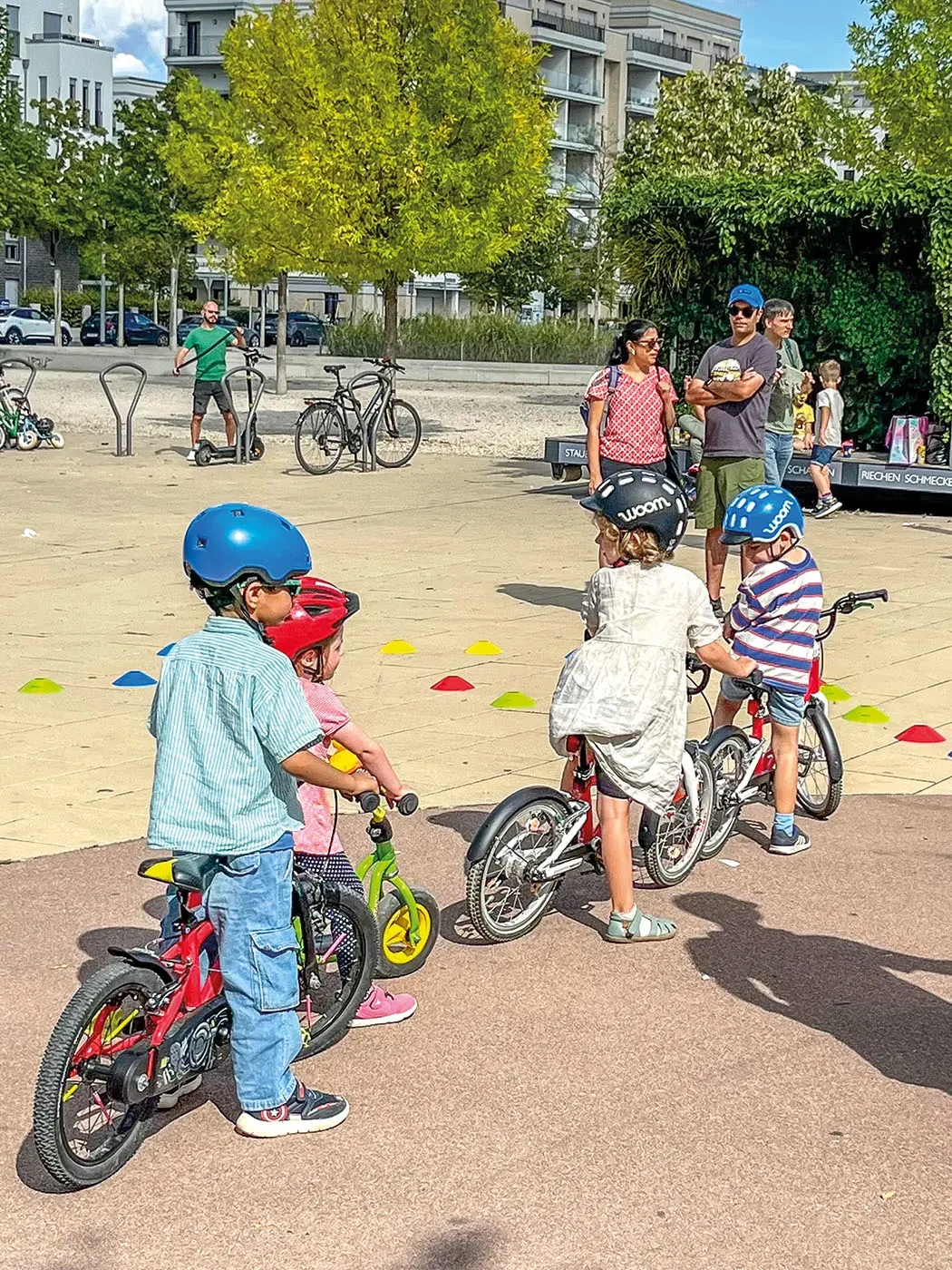 Mehrere Kinder warten in der Schlange vor dem Parcours darauf, dass sie an die Reihe kommen