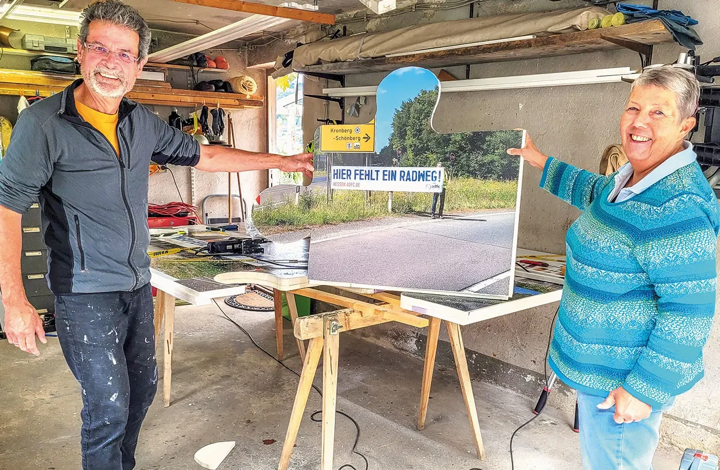 Didier Hufler (ADFC Königstein) und Ulrike Heitzer-Priem (ADFC Oberursel) bauen das Lücken-Puzzle für die ­Abschlussveranstaltung der TaunusRadDemo <br><span class="image-copyright">Jutta Hufler</span>