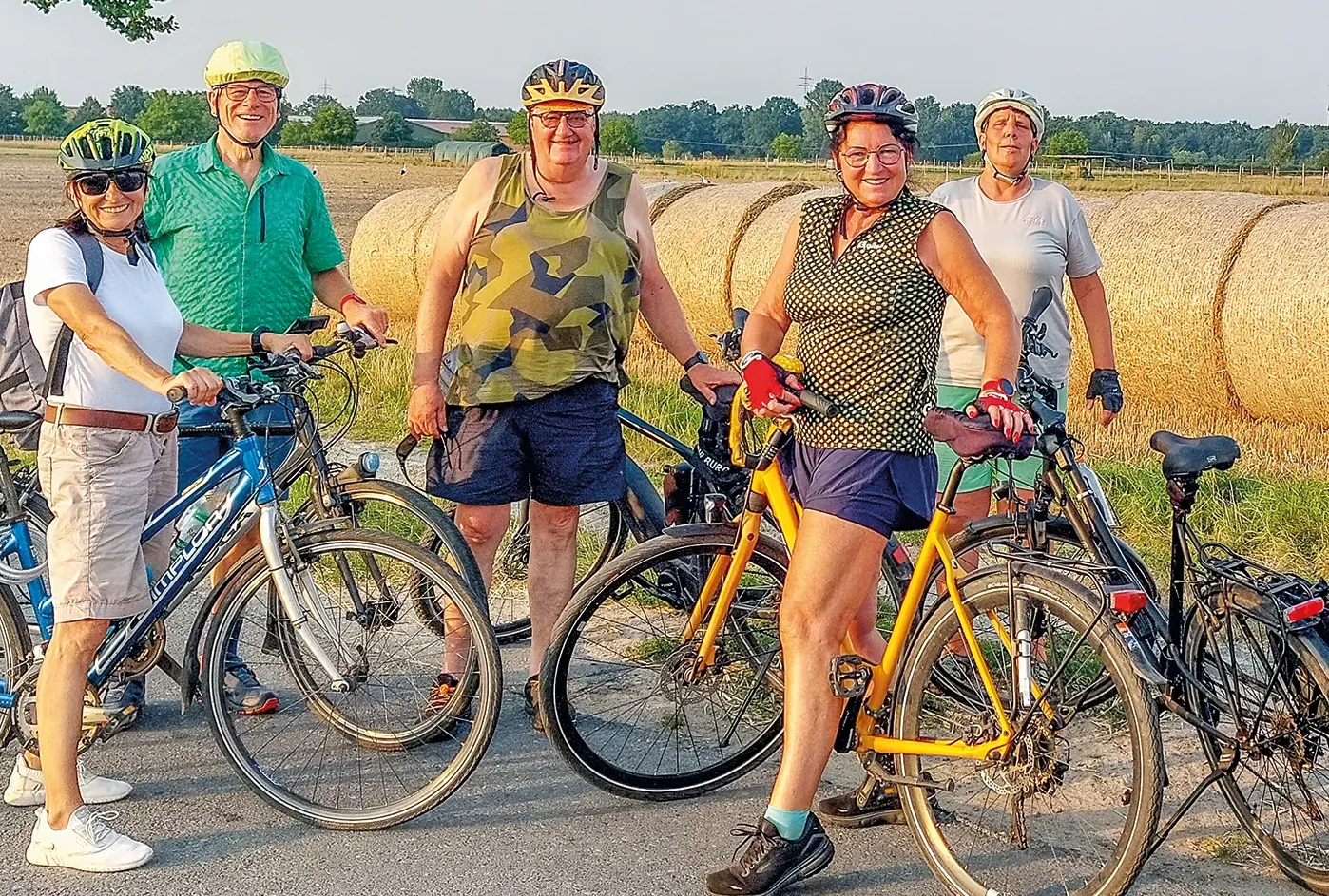 Detlev Dieckhöfer (Mitte) bei einer Feierabendtour mit Abendsonne ins ­Offenbacher Umland<br><span class="image-copyright">ADFC Offenbach</span>