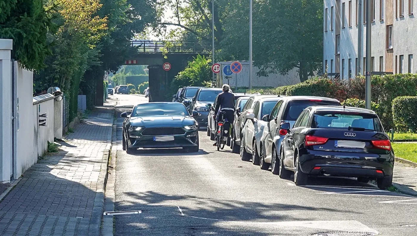 Hier wird es eng: Wiesbadener Straße in Kriftel mit Begegnungsverkehr<br><span class="image-copyright">Holger Küst</span>