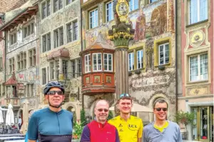 Tourteilnehmer in Stein am Rhein. v.l.: Humberto Carrasco Ancochea, Holger Dietz, Richard Lohmann und Jens Zukunft Vier Männer stehen vor einem Gebäude