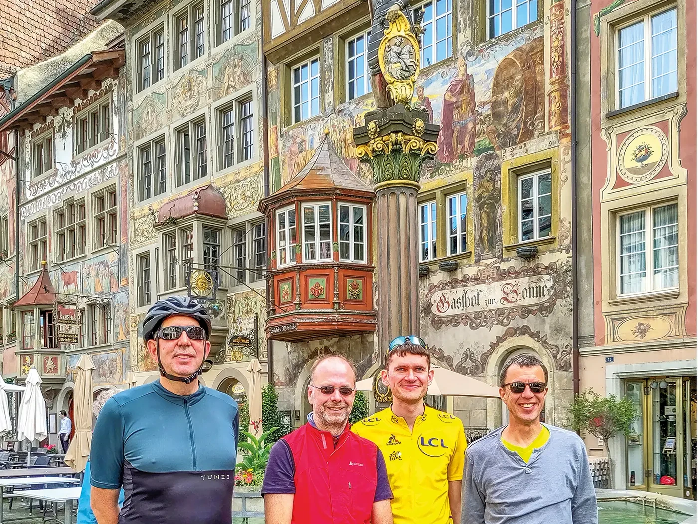 Vier Männer stehen vor einem Gebäude