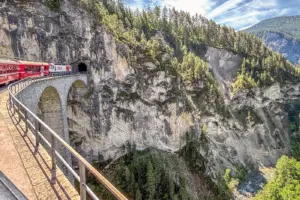 Spektaktulär: Zug der Rhätischen Bahn auf dem Landwasserviadukt Blick auf das Landwasserviadukt