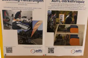 Eine Plakattafel, auf der Bauanleitungen dargestellt sind