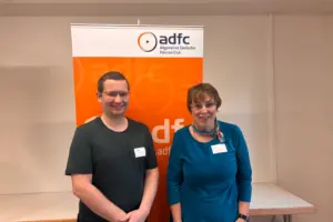 Die Landesvorsitzenden Ansgar Hegerfeld und Helga Hofmann stehen vor einem ADFC-Banner und begrüßen die Gäste
