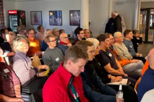 Die Teilnehmergruppe hört einem Vortrag zu