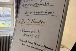 Das Begrüßungs-Plakat für die Teilnehmenden