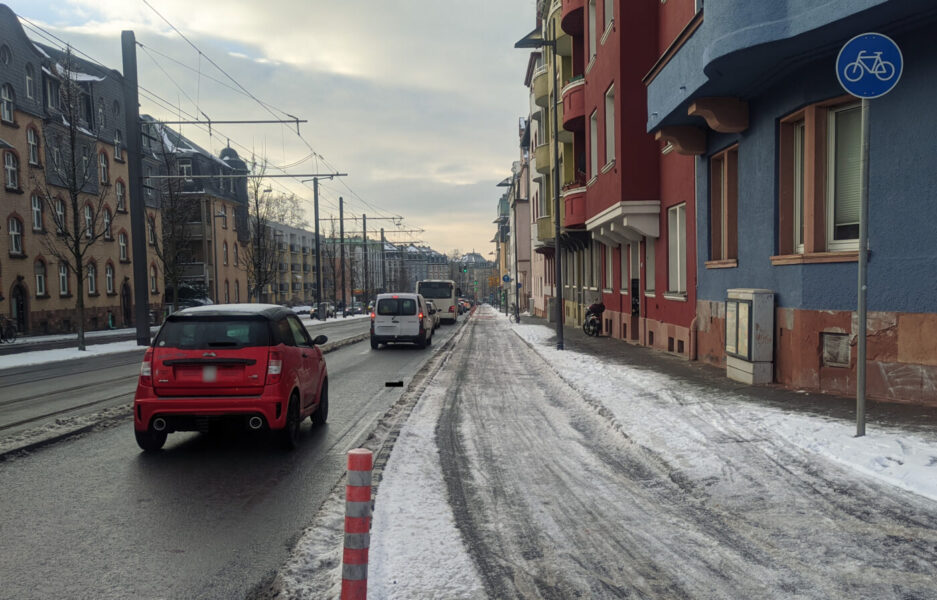 So und ähnlich sahen die "geräumten" Radwege auf manchen der fünf priorisierten Winterdienst-Routen in der Vergangenheit aus (Friedberger Landstraße). Kein Vergleich zu den perfekt gereinigten Flächen für den Kraftverkehr.
Foto: Ansgar Hegerfeld