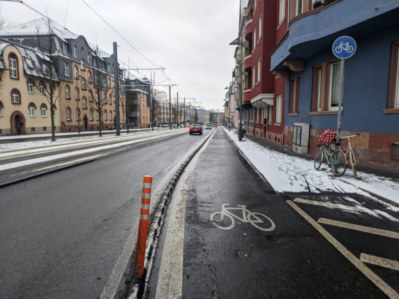 Die selbe Stelle auf der Friedberger Landstraße zwei Jahre später, am Tag mit Neuschnee - so sollte es aussehen!
Foto: Ansgar Hegerfeld