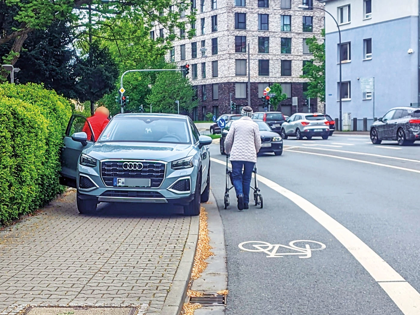 Egal ob legal oder illegal geparkt: Blockierte Fußwege zwingen diejenigen Menschen zum Ausweichen, die per Gesetz besonders geschützt werden sollen. <br><span class="image-copyright">Ansgar Hegerfeld</span>
