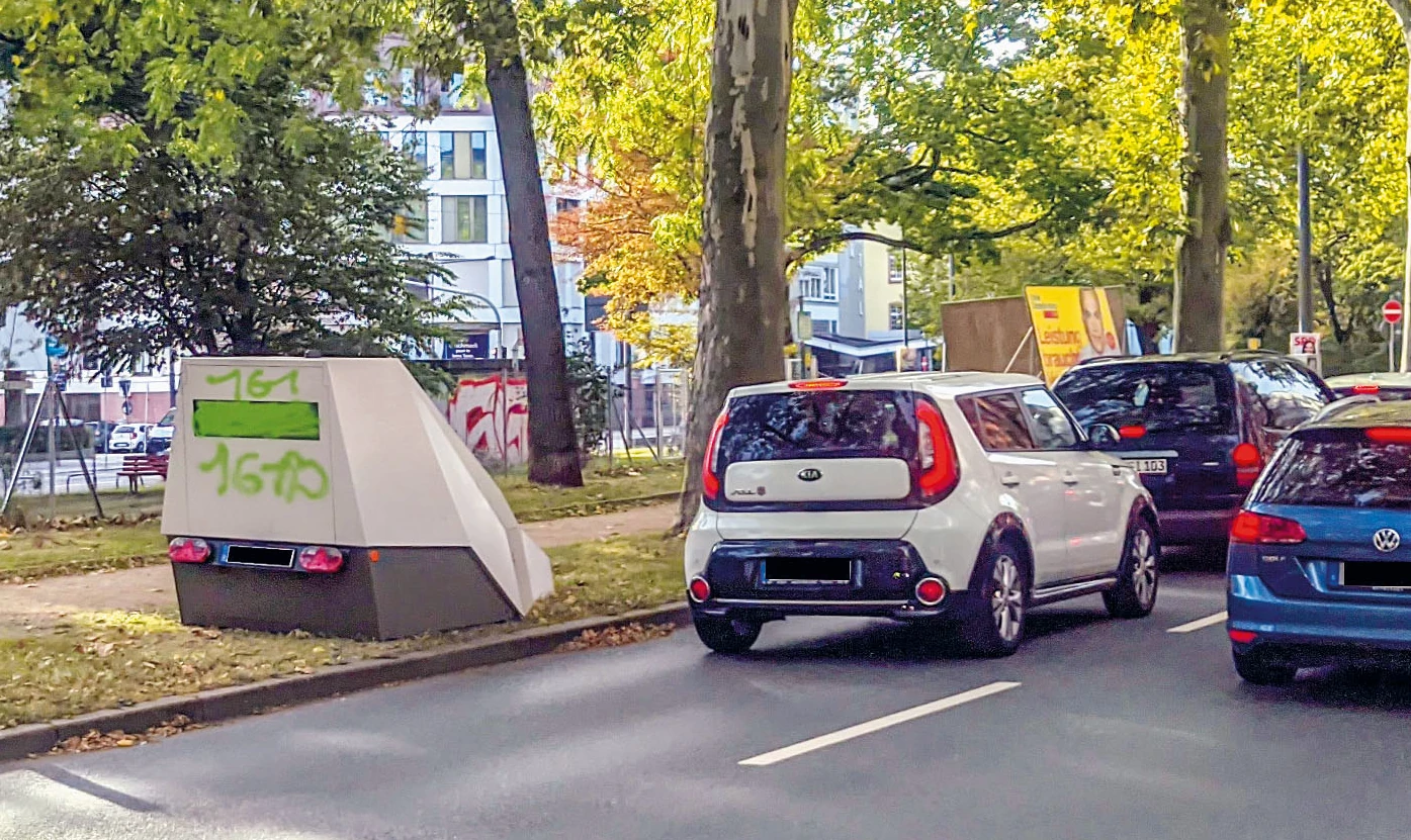 Nicht nur in Frankfurt regelmäßig zu sehen: Beschmierte oder teilweise auch zerstörte Blitzer<br><span class="image-copyright">Ansgar Hegerfeld</span>