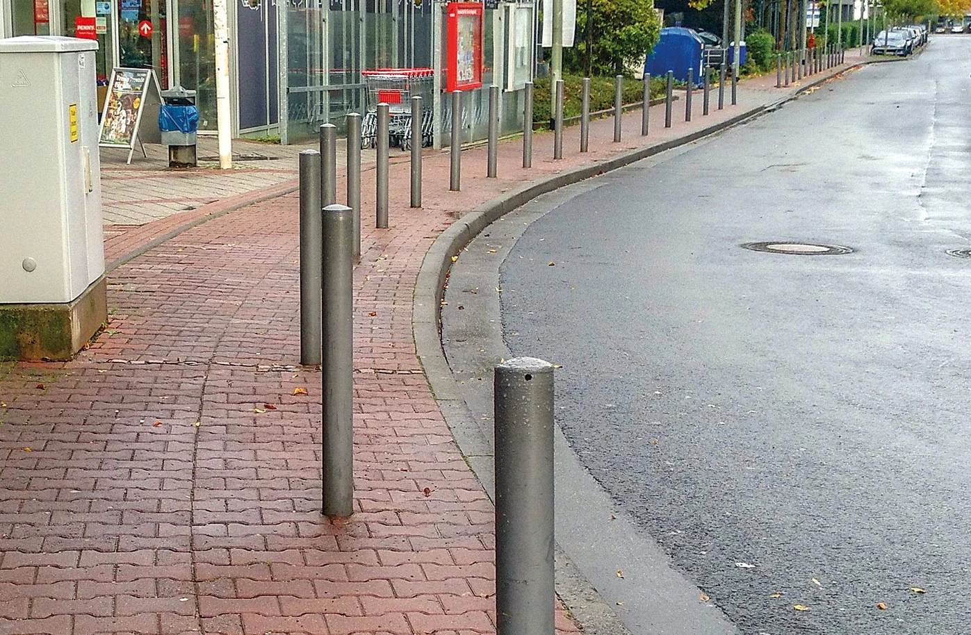 Die Poller sollen Falschparker vom Gehweg abhalten, engen aber gleichzeitig die Benutzung des Gehwegs stark ein<br><span class="image-copyright">Ansgar Hegerfeld (2)</span>