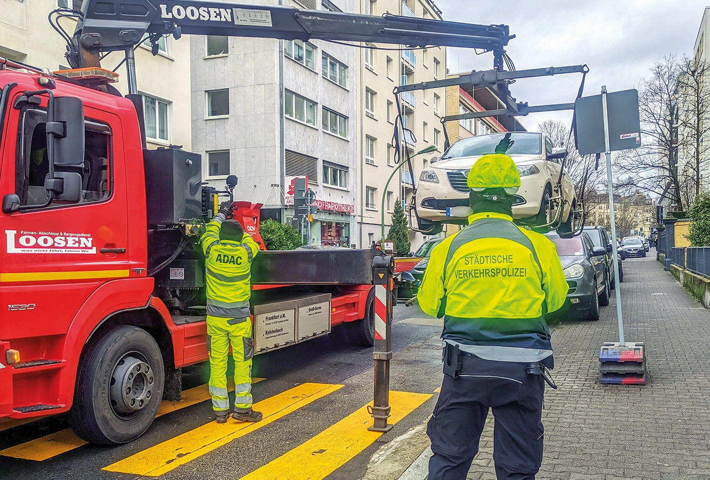 Damit Falschparken unattraktiv wird, braucht es deutlich mehr Personal bei der Verkehrsüberwachung. Zum Job gehört das routinierte Abschleppen von Falschparkern. <br><span class="image-copyright">Ansgar Hegerfeld</span>