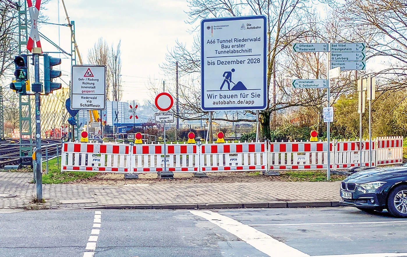 Sperrung des Radwegs ohne deutlich erkennbare Umleitungsbeschilderung<br><span class="image-copyright">Peter Sauer (2)</span>