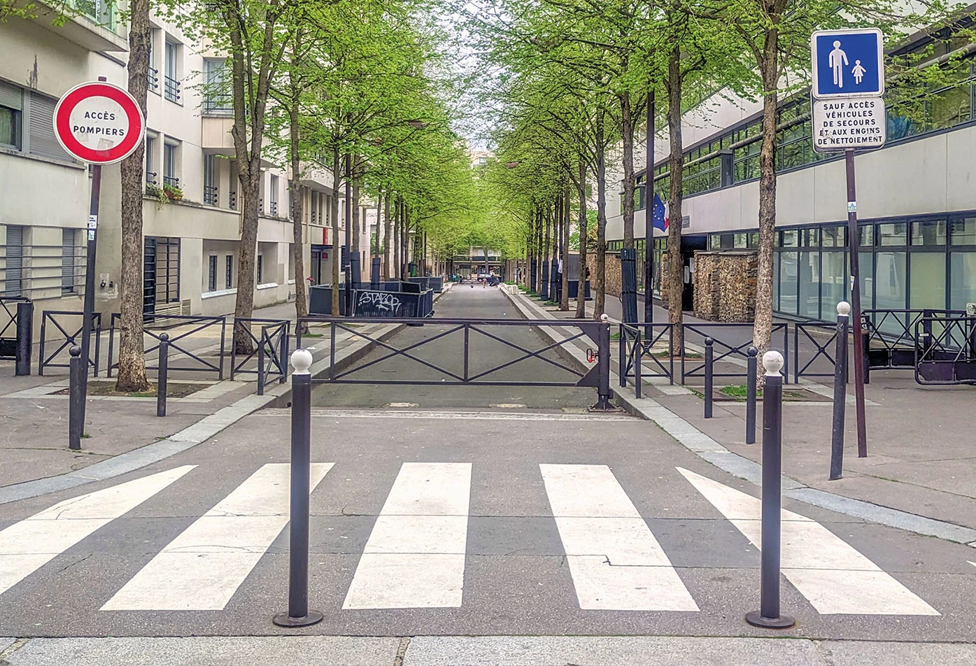 Schulstraße in Paris - baulich getrennt und begrünt<br><span class="image-copyright">Ansgar Hegerfeld</span>