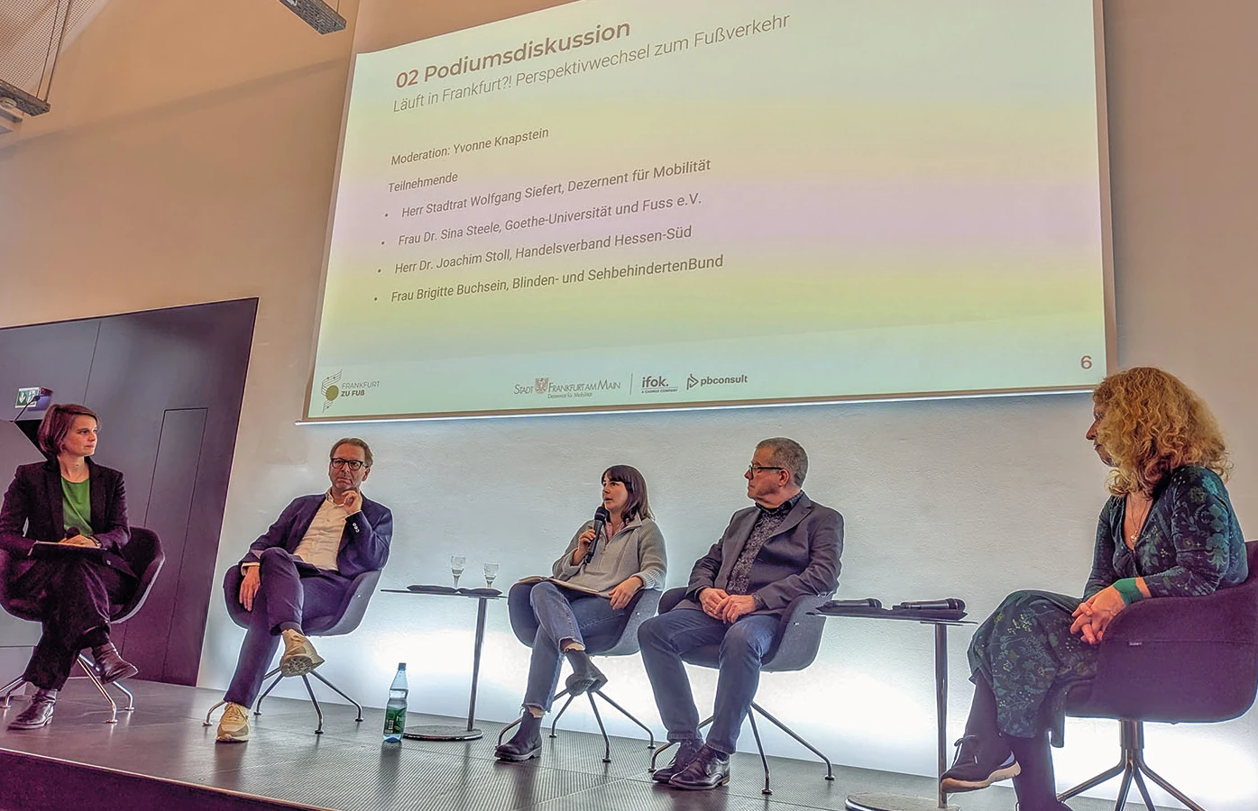 Auf dem Podium (v.l.n.r.): Yvonne Knapstein (Moderation), Wolfgang Siefert, Dr. Sina Steele, Dr. Joachim Stoll, Brigitte Buchsein<br><span class="image-copyright">Ansgar Hegerfeld</span>