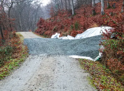 Grober Schotter weist auf Bauarbeiten hin (und behindert den Radverkehr)