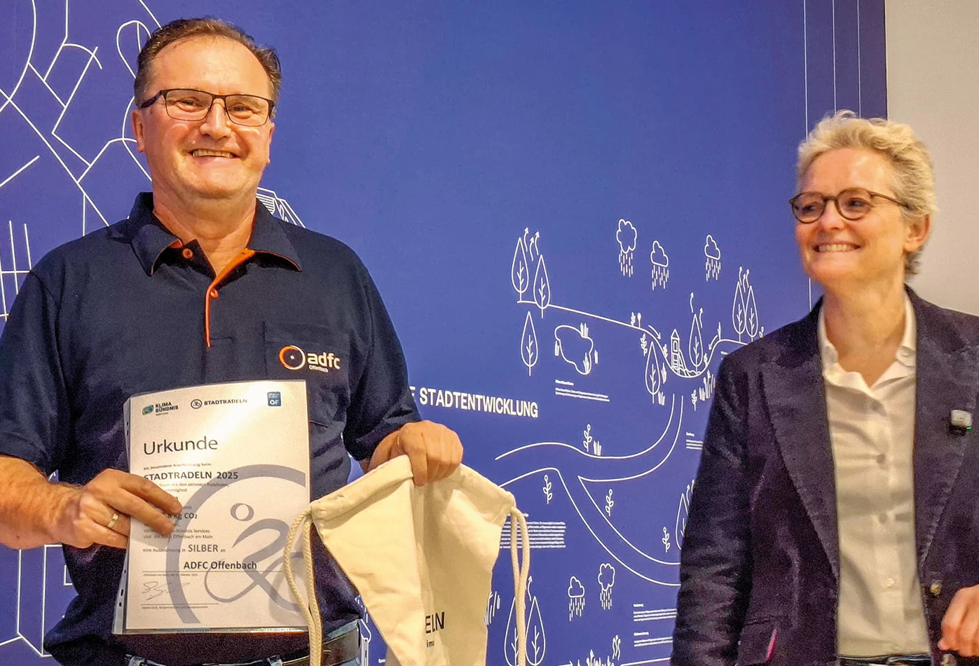 Jochen Teichmann freut sich mit Bürgermeisterin Sabine Groß über „Silber“ für den ADFC beim Stadtradeln<br><span class="image-copyright">ADFC Offenbach</span>