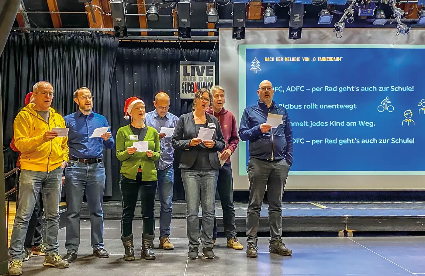 Der Vorstand singt: (v.l.n.r.): Birte Schuch (leider verdeckt), Thomas Tomala, Alexander Schulz, Anke Bruß, Klaus Schmidt-Montfort, Uta Fitzen, Joachim Schirrmacher und Michael Genthner (es fehlt Susanne Neumann)<br><span class="image-copyright">Peter Sauer (2)</span>