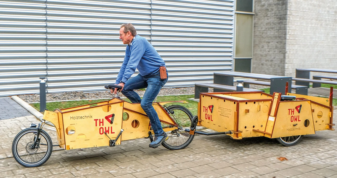 Es fährt! Professor Adrian Riegel unterwegs auf dem Campus der TH OWL