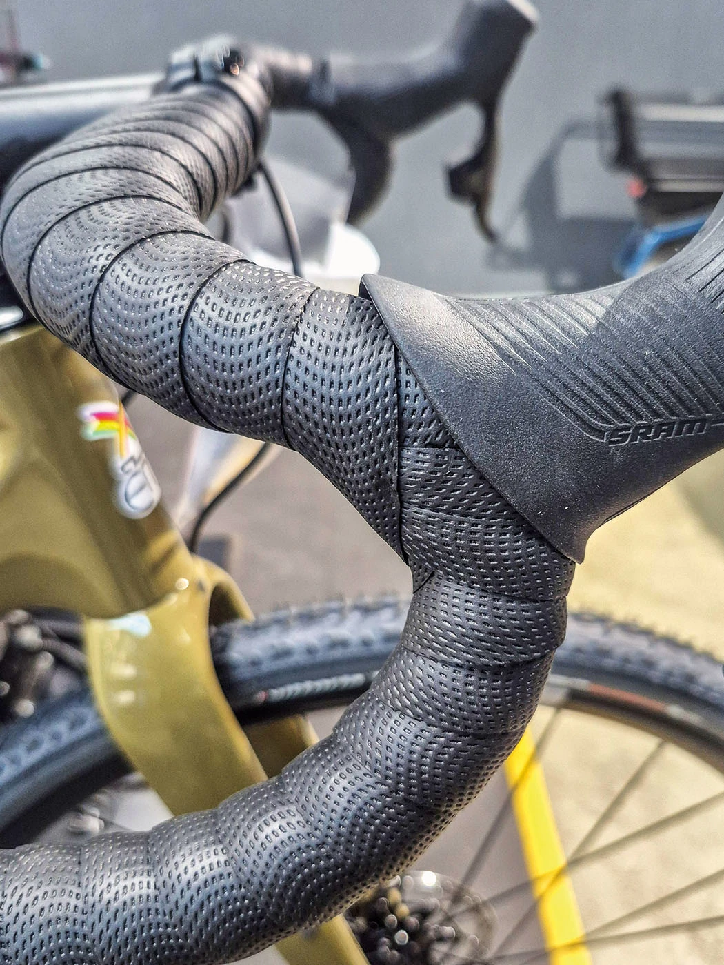 Der Rennrad-Lenker ist mit Lenkerband - in Form der italienischen Acht - umwickelt