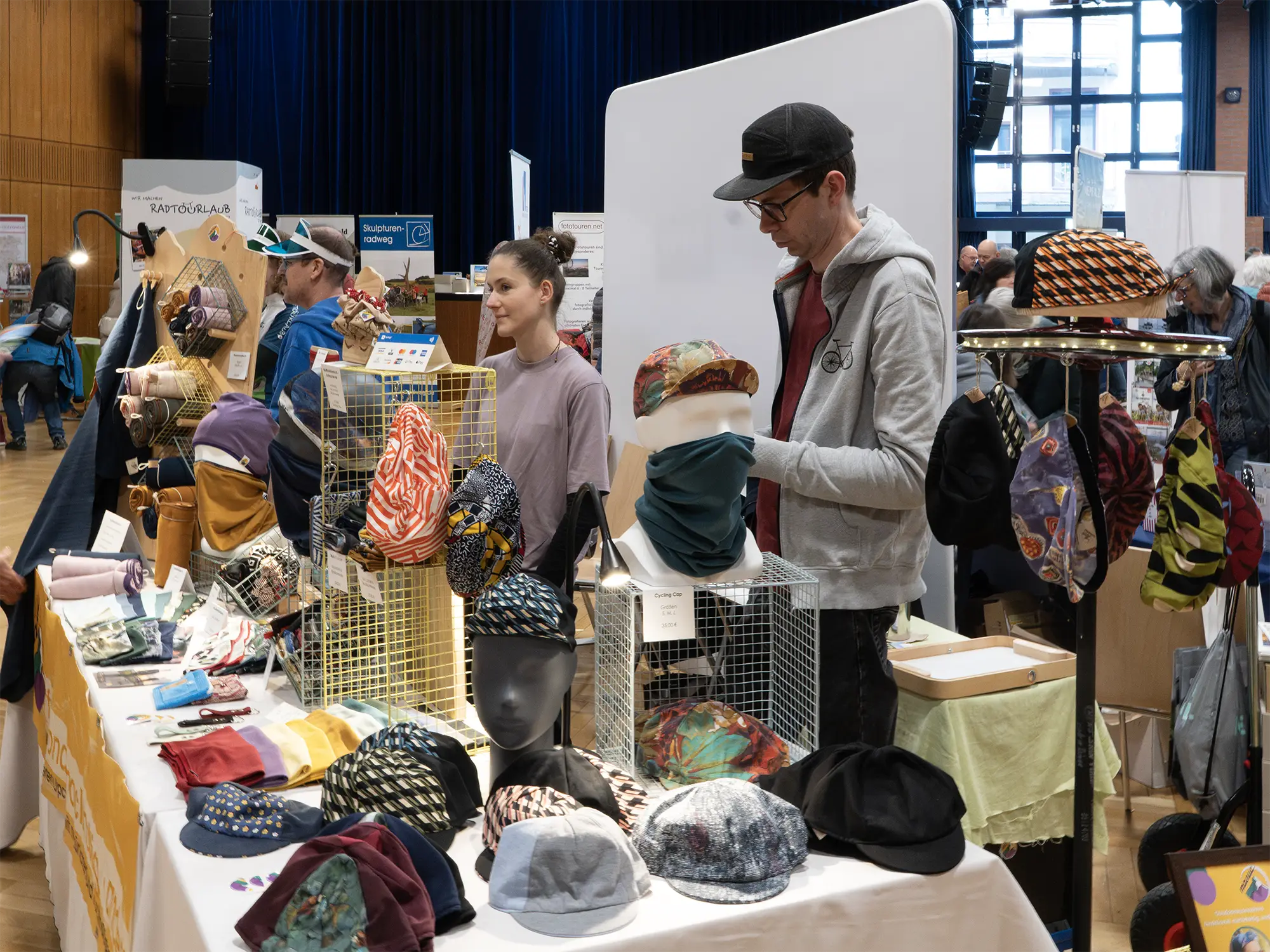 ADFC Rad+Reise 2026: Hier der Stand von MANUC, einer Manufaktur nachhaltiger Outdoor-Begleiter und AccessoiresAlle Fotos: Peter Sauer und Eckehard Wolf