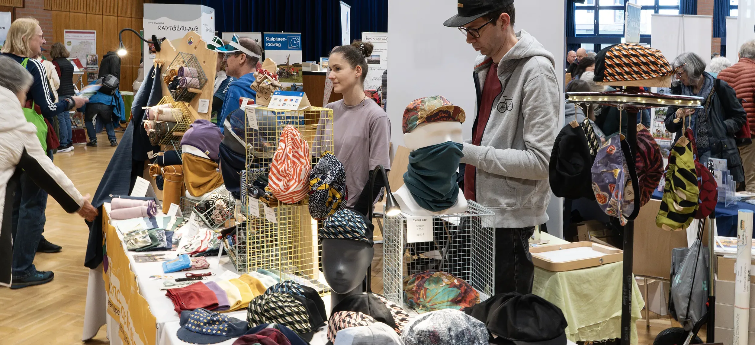 ADFC Rad+Reise 2026: Hier der Stand von MANUC, einer Manufaktur nachhaltiger Outdoor-Begleiter und AccessoiresAlle Fotos: Peter Sauer und Eckehard Wolf