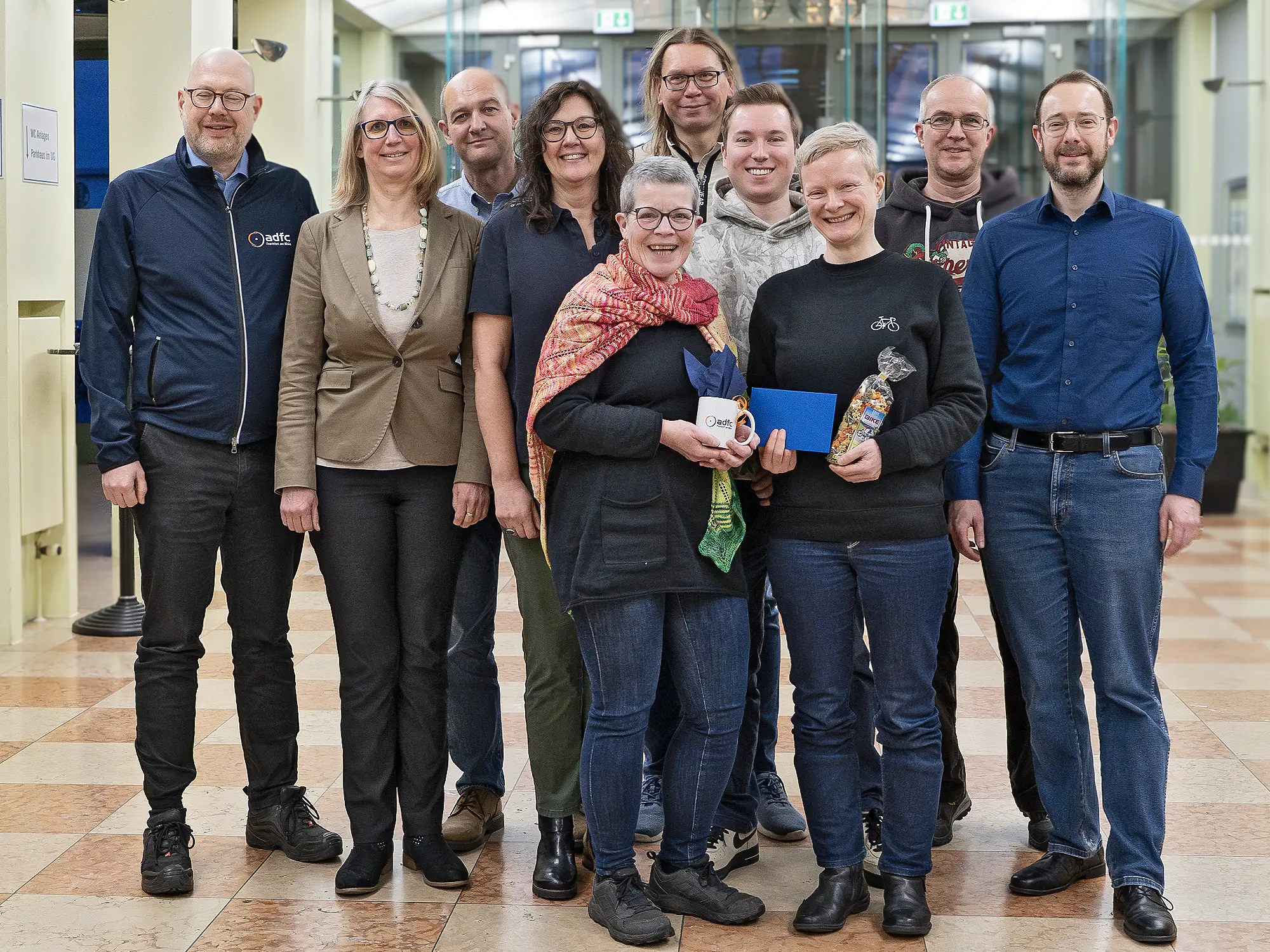 Dr. Susanne Neumann und Anke Bruß (vorne) wurden mit herzlichem Dank für ihre Mitarbeit aus dem Vorstand verabschiedet. Dahinter  v.l. ­Michael Genthner, Birte Schuch, Klaus Schmidt-Montfort, Uta Fitzen, Andre Geißler und Lars Nattermann (beide neu im Vorstand), Thomas Tomala und Schatzmeister Alexander Schulz